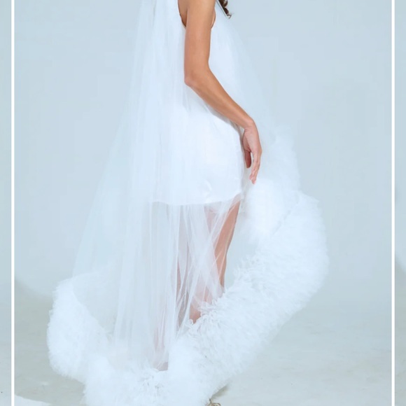 Elegant White Sleeveless Dress - Picture 5 of 7